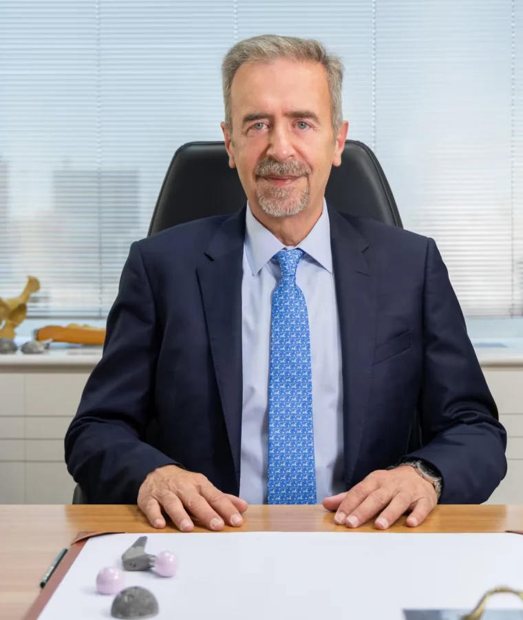Ο Δρ. Ιωάννης Τσαρούχας, Ορθοπαιδικός Χειρουργός, στο γραφείο του