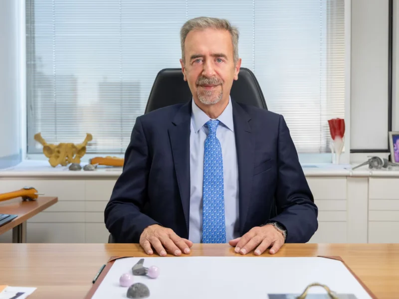 Ο Δρ. Ιωάννης Τσαρούχας, Ορθοπαιδικός Χειρουργός, στο γραφείο του